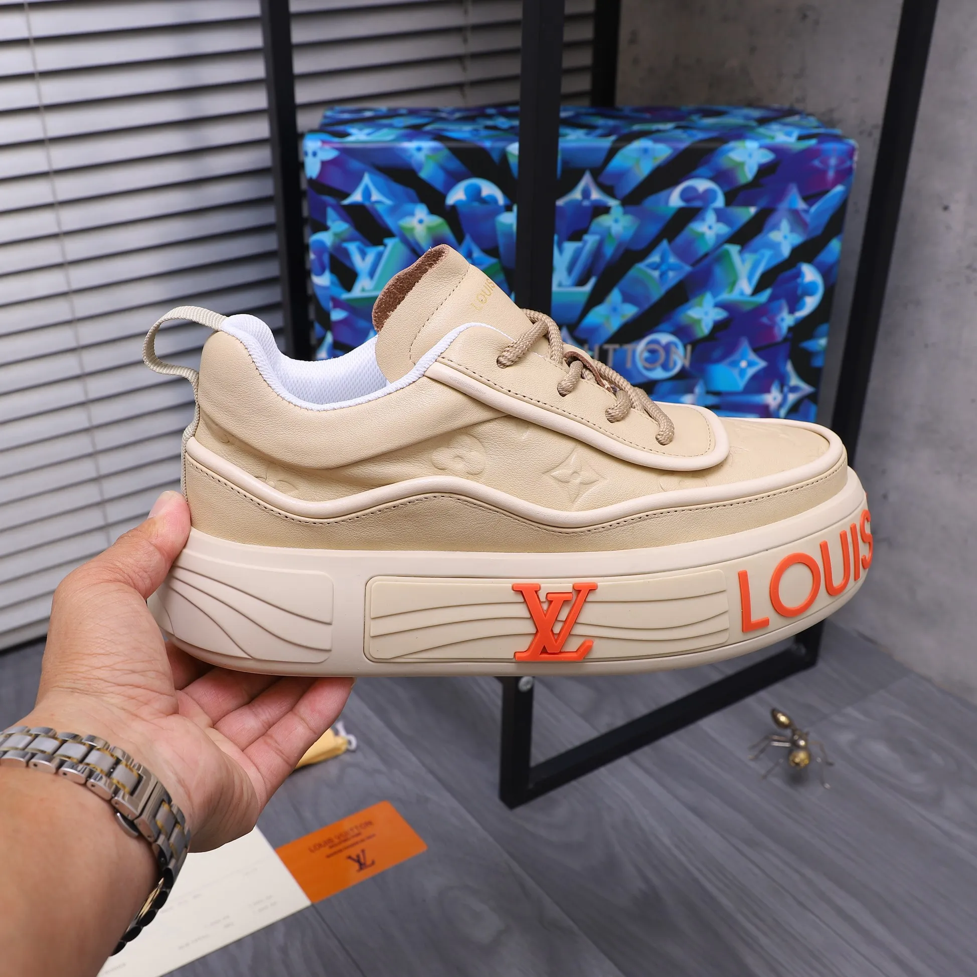 Men's shoes 💰560 Product trademark: LV [Louis Vuitton] casual shoes, regular size. Size: 38-46 (38.45.46 is custom-made and non-returnable) Product materials: Selected high-quality cowhide stitching embossed cowhide upper, cowhide insole, mesh lining, original outsole